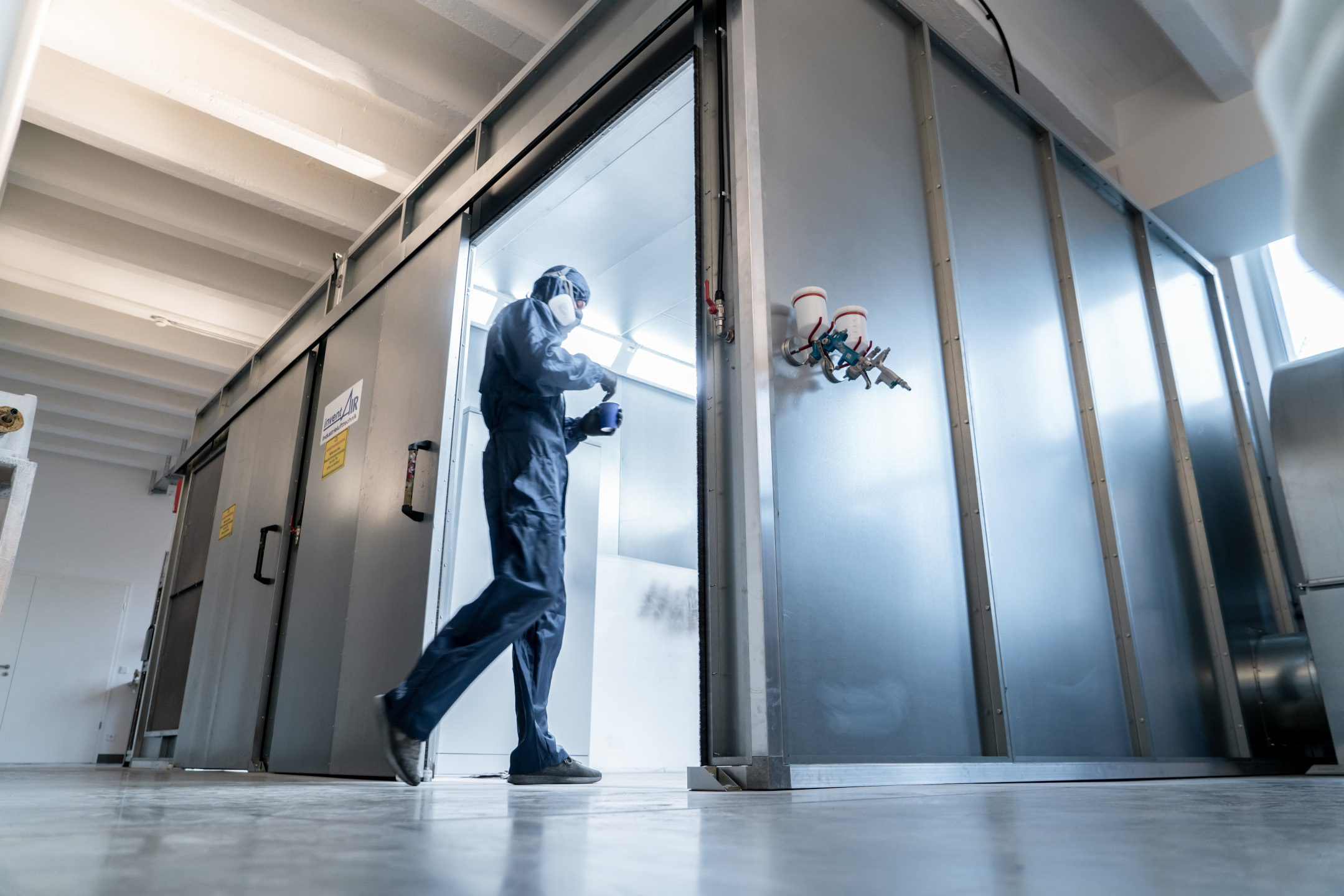 inventair lackierkabine wird von mann betreten